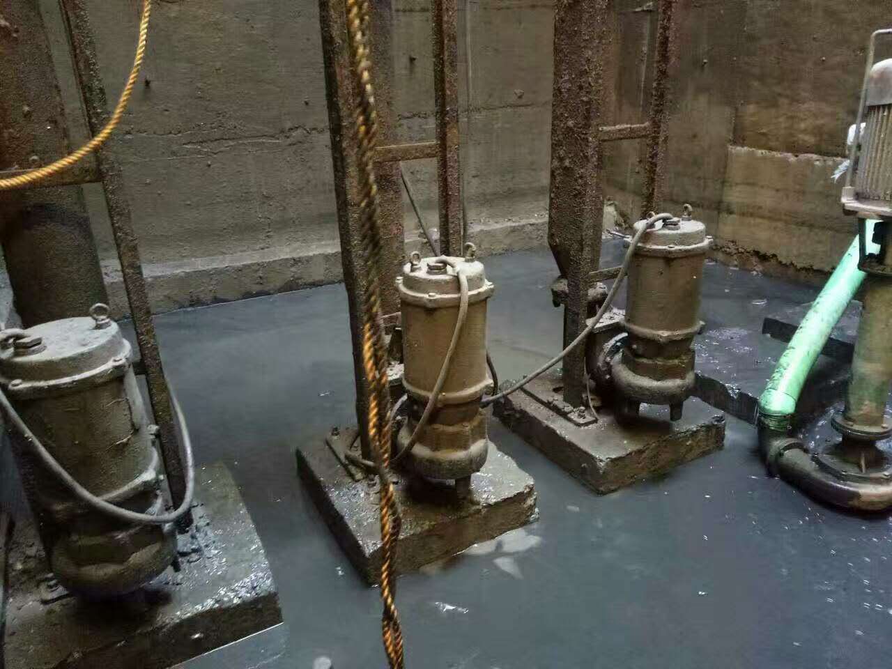 镇雄污水池清理